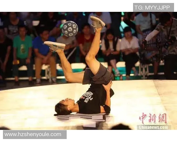 扎小辫的白人足球明星场上英姿飒爽瞬间展现魅力与实力